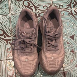 Alo Runner size 7 in gray